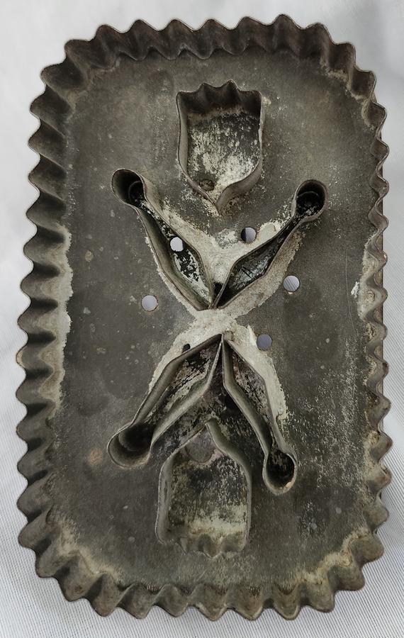 19th C. PA Tulip Cookie Cutter - Goff #3