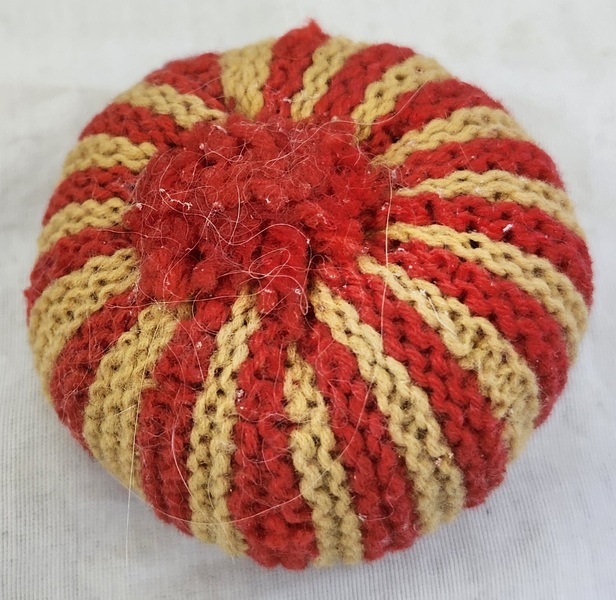Vintage Knit Pumpkin(?) Form Pin Cushion Ex Booth