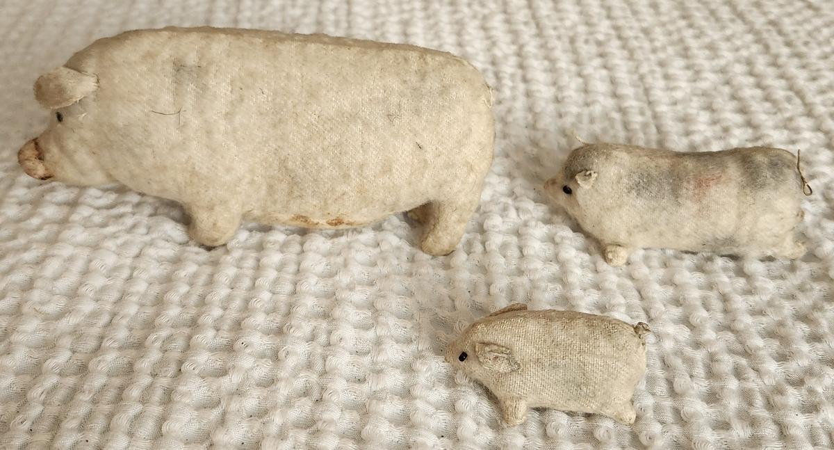 Vintage New England Folk Art Mama Pig & 2 Piglets