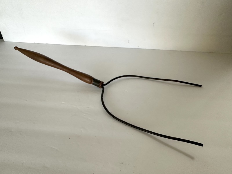 Primitive Shaker Pie Lifter